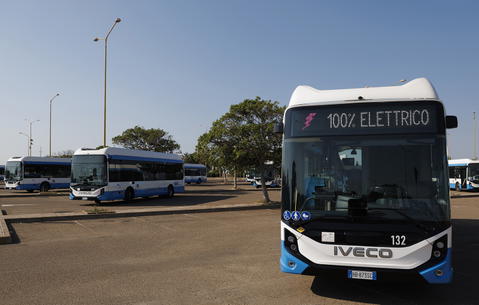 Negyvenhét új Iveco E-Way érkezésével elérte a 70%-ot a villanybuszok aránya Cagliariban