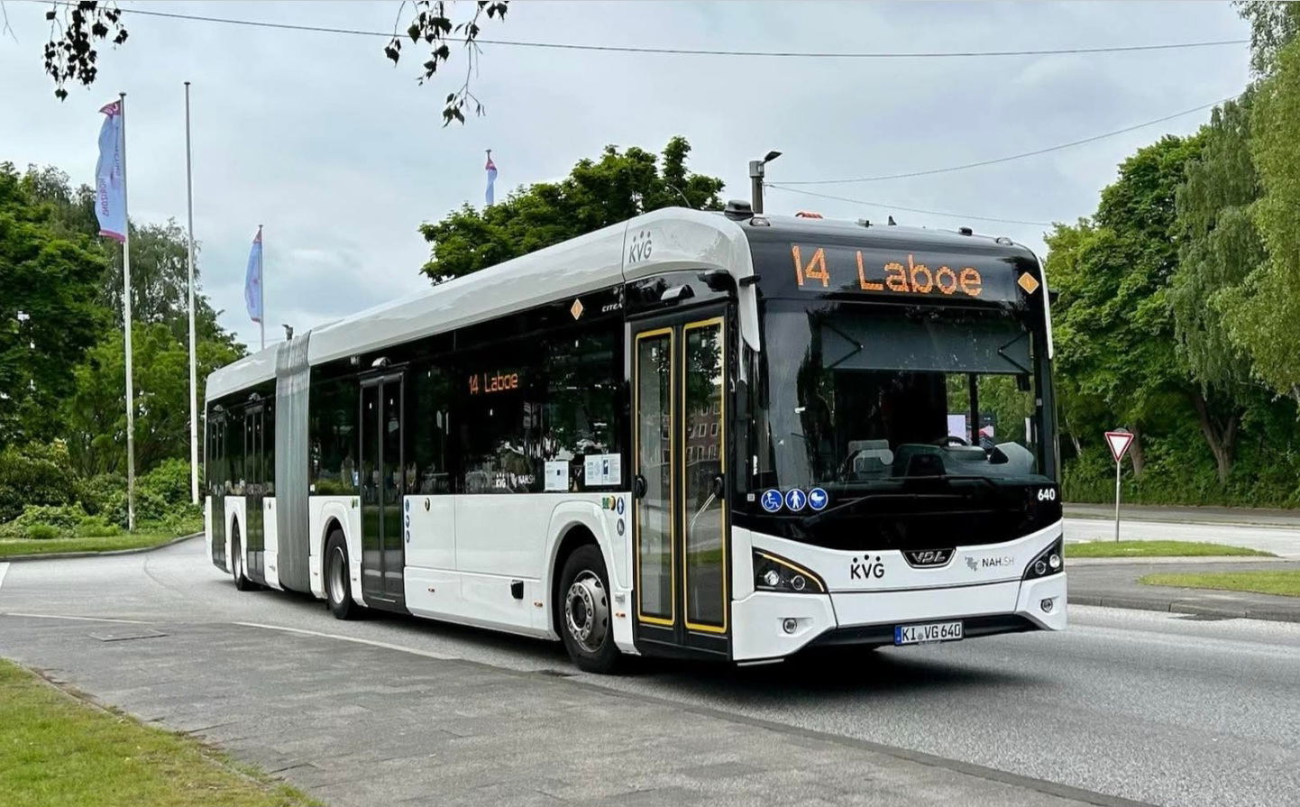 Félúton a teljes villamosítás felé: forgalomba állt a KVG 100. elektromos autóbusza