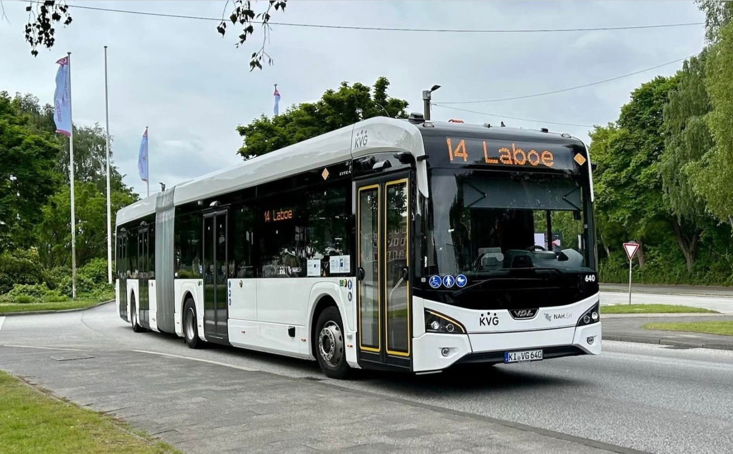 Félúton a teljes villamosítás felé: forgalomba állt a KVG 100. elektromos autóbusza