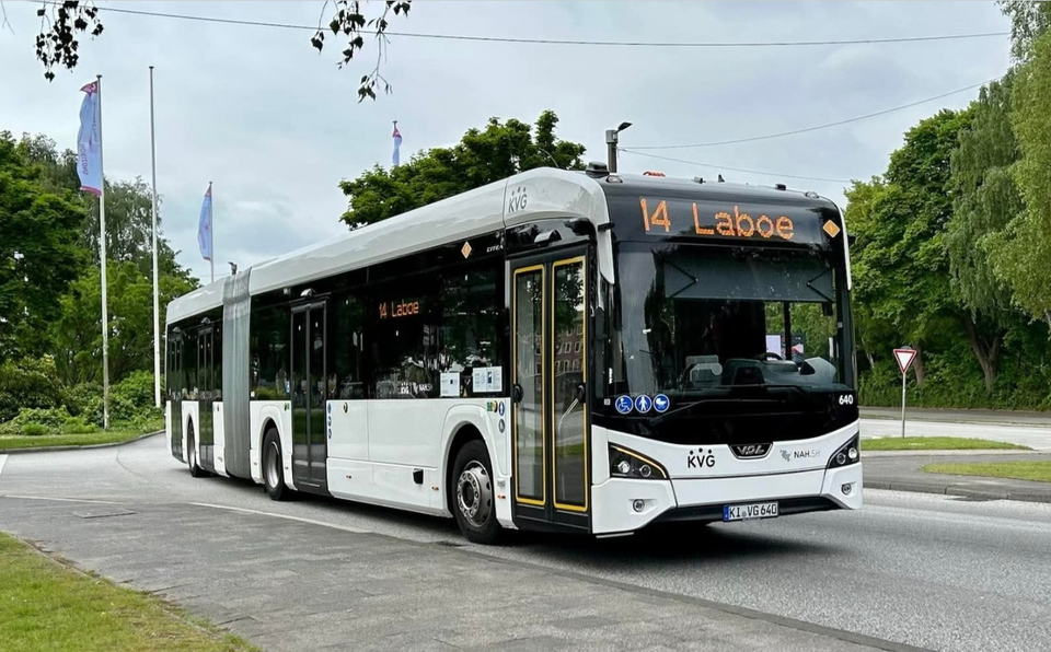 Félúton a teljes villamosítás felé: forgalomba állt a KVG 100. elektromos autóbusza