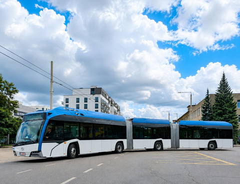Vilnius 25 méteres villanybuszt tesztel – itthon mi áll a duplacsuklósok útjában?