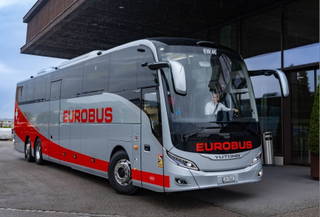 Kínából érkezett Svájc első elektromos turistabusza