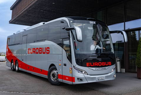 Kínából érkezett Svájc első elektromos turistabusza