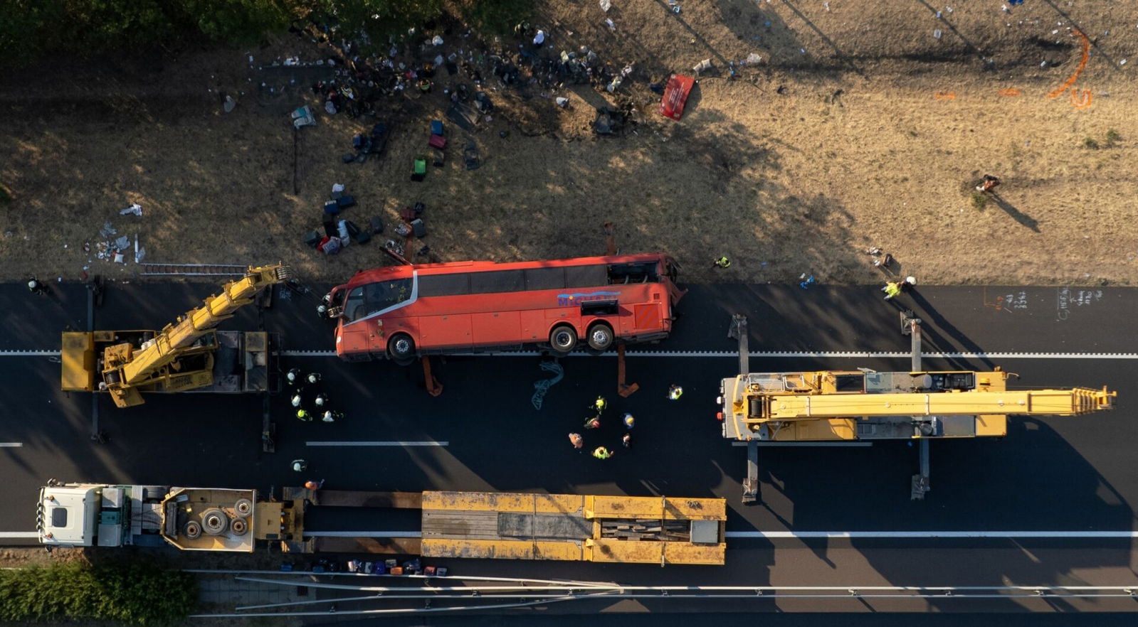 Tizenkét halálos áldozata van az M3-ason történt súlyos buszbalesetnek