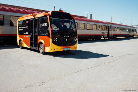 Valós üzemi körülmények között teszteli az Otokar önvezető minibuszát az ÖBB Postbus