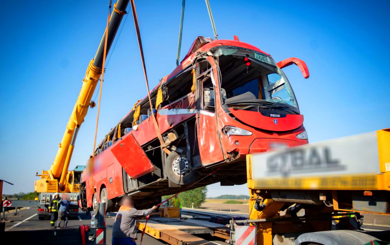 A busz megvédhet, de csak ha az ülésben maradunk – ezért életbevágó a biztonsági öv