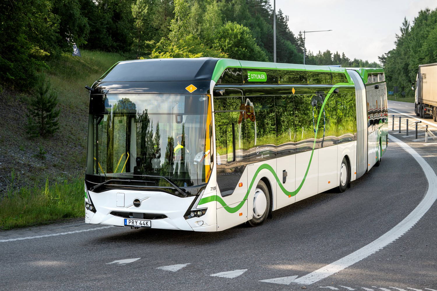 Ebusco helyett Volvo: 20 hónapos csúszással álltak forgalomba Örebro BRT-hálózatának új villanycsuklósai
