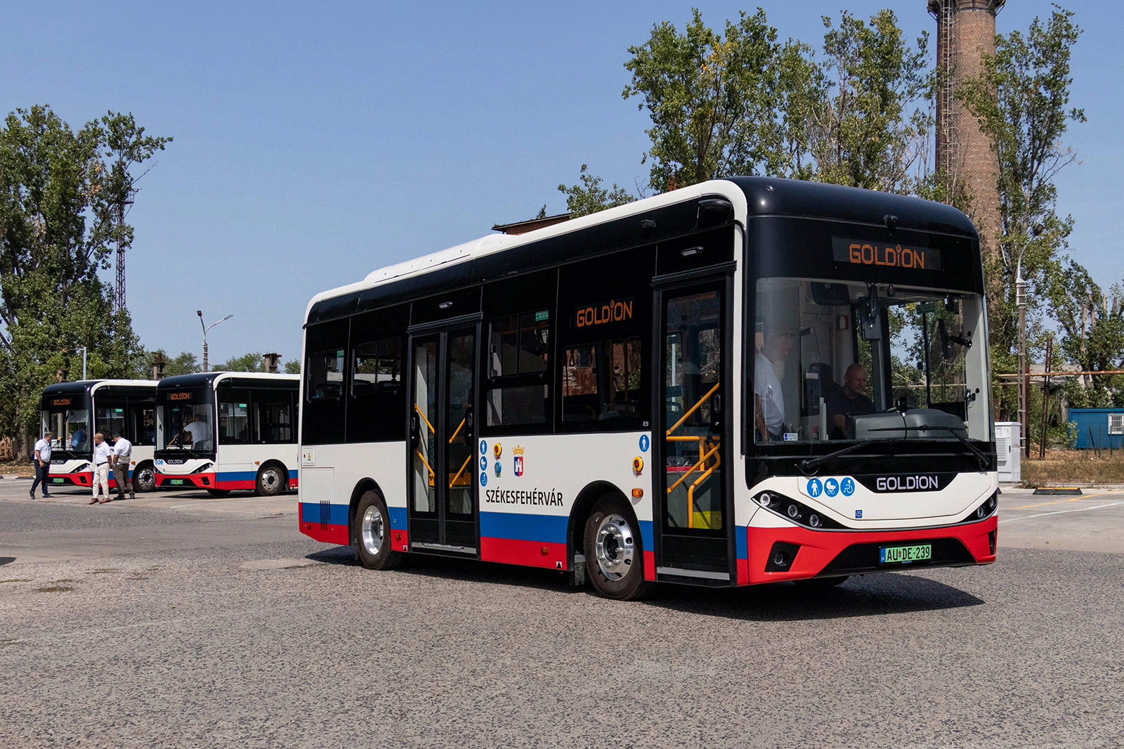Bemutatkoztak Székesfehérvár vadonatúj elektromos midibuszai