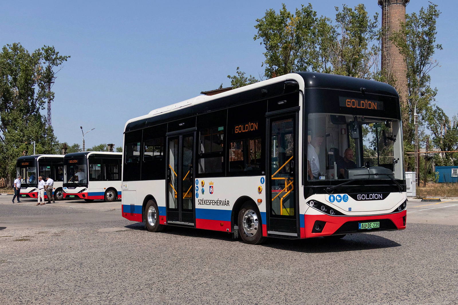 Bemutatkoztak Székesfehérvár vadonatúj elektromos midibuszai