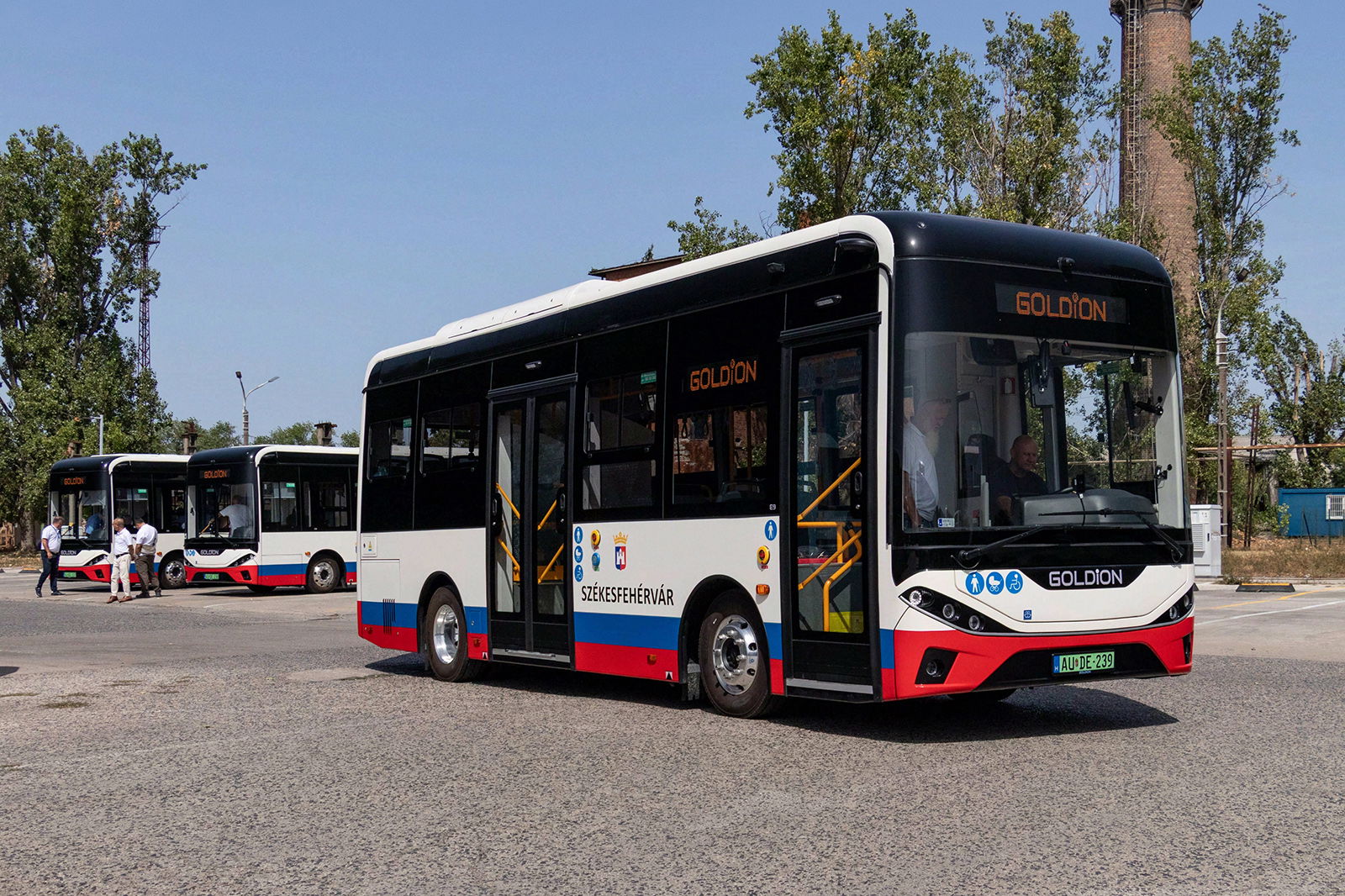 Bemutatkoztak Székesfehérvár vadonatúj elektromos midibuszai