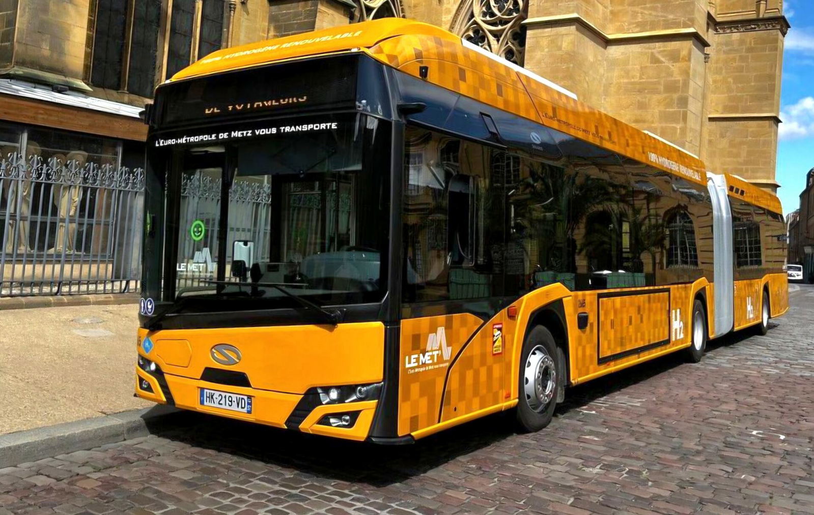 Drága mulatság, de Metz belevágott: forgalomba álltak az első hidrogénbuszok