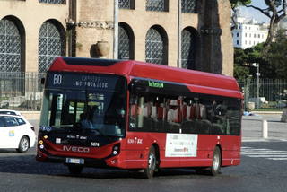Több mint 110 millió euró támogatást kap hidrogén- és villanybuszok beszerzésére Róma