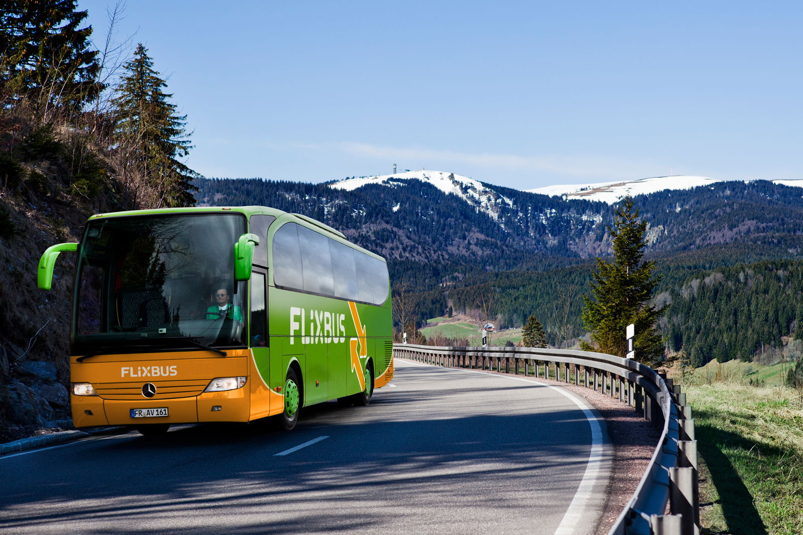 Tovább terjeszkedik a FlixBus: több magyar város is összeköttetésre kerül Szófiával