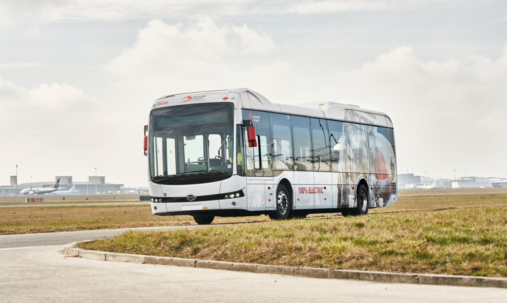 Harminc magyar gyártású BYD eBus a brüsszeli reptérre