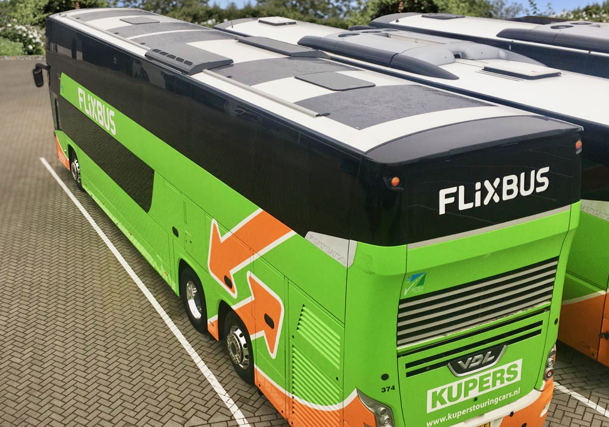 Napelemekkel csökkentené a buszok fogyasztását a FlixBus