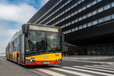 Forgalomban Varsó első új csuklós Solaris villanybusza a 130-ból