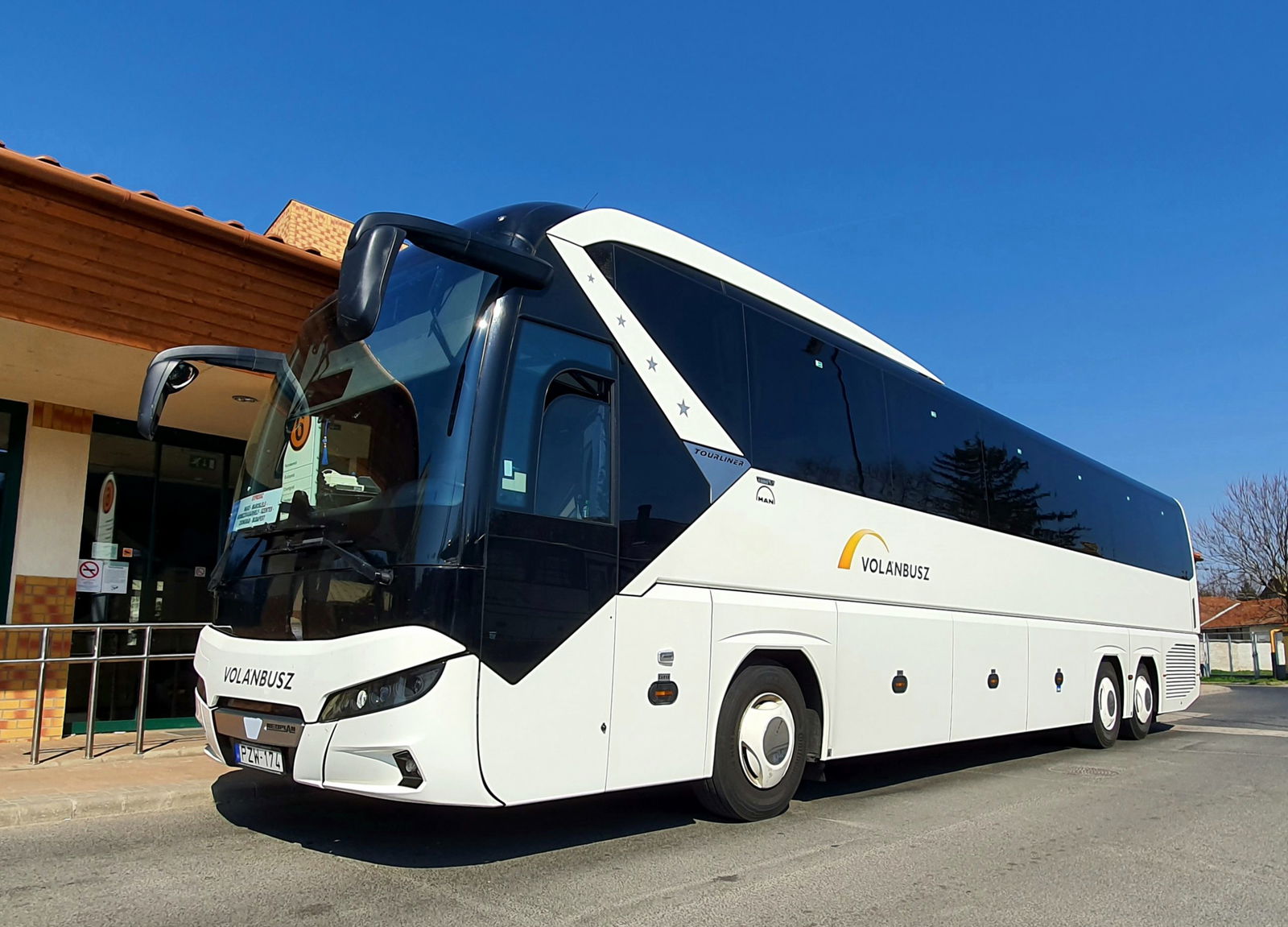 Koronavírus: kezelési költség nélkül visszaváltja a menetjegyeket és bérleteket a Volánbusz