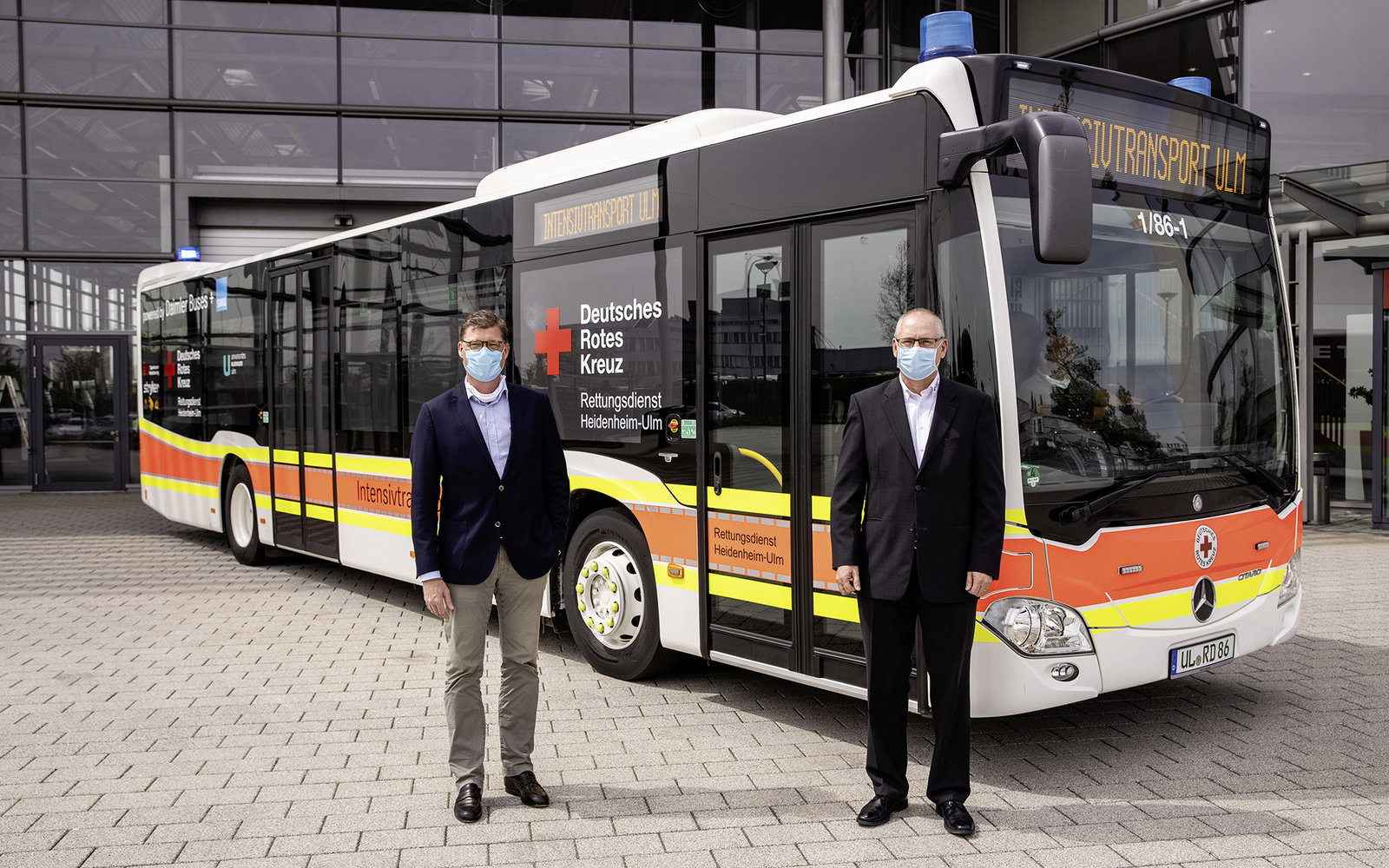 Koronavírusos betegek szállítására szolgáló autóbuszt adott át a Daimler Buses