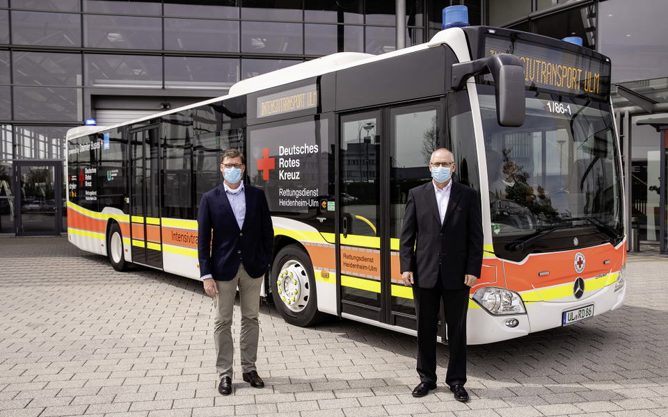 Koronavírusos betegek szállítására szolgáló autóbuszt adott át a Daimler Buses