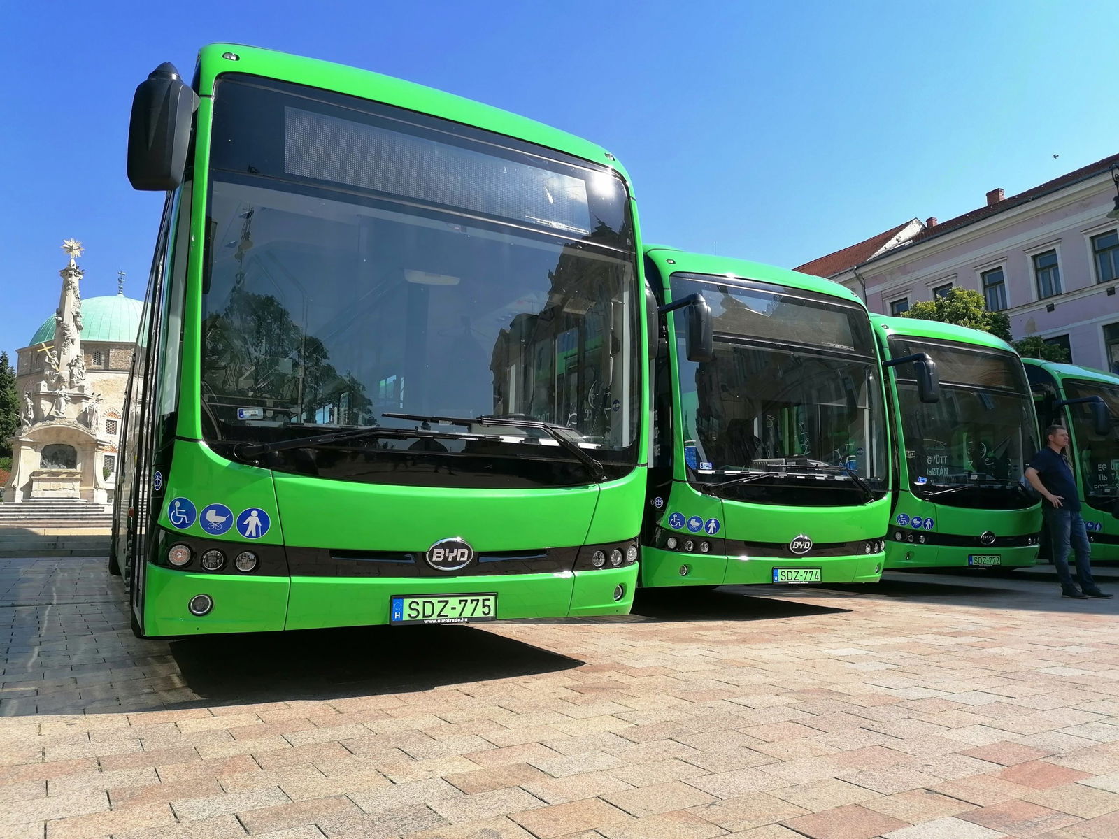 Átadták a pécsi BYD villanybuszokat