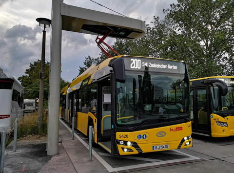 Hadrendbe álltak Berlin első csuklós villanybuszai