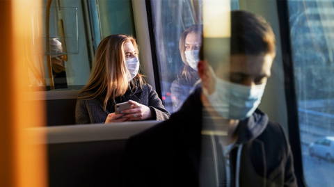 Pótdíj is vár a maszk nélkül utazókra