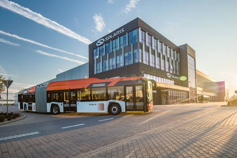 A Solaris 112 trolibuszt, a Hess 18 villámtöltős elektromos buszt szállíthat Genovába
