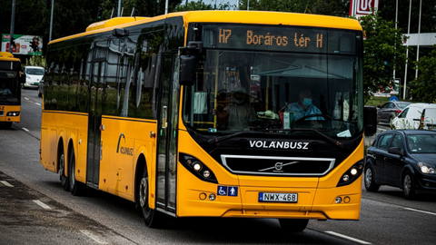 Ötven darab elővárosi, háromtengelyes autóbuszt vásárolna a Volánbusz flottakezelője
