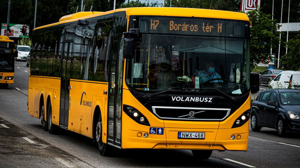 Ötven darab elővárosi, háromtengelyes autóbuszt vásárolna a Volánbusz flottakezelője