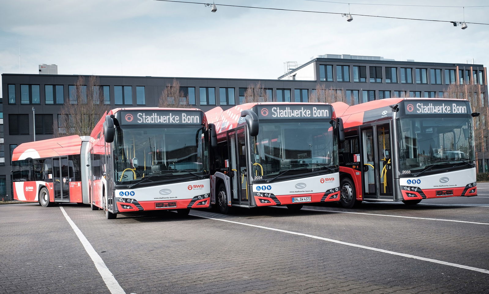 Megérkeztek Bonn csuklós Solaris villanybuszai