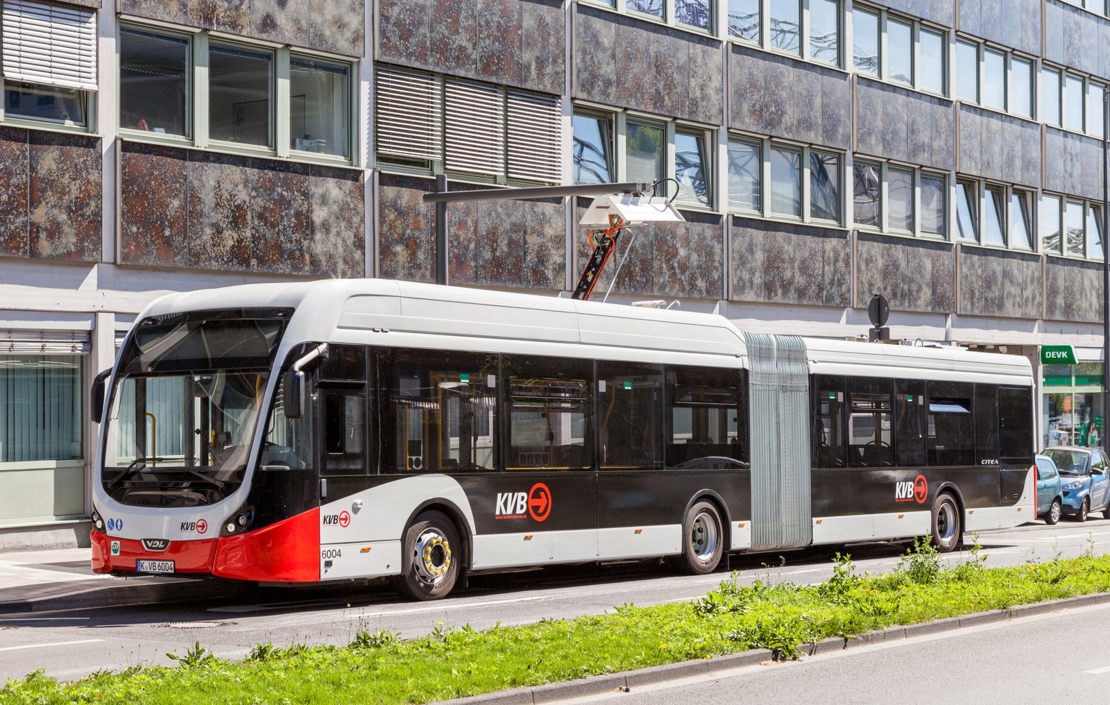 Újabb 51 darab VDL csuklós villanybusszal bővíti flottáját a KVB Köln