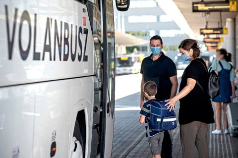 Áprilisban díjmentesen utazhatnak az alsó tagozatos diákok a Volánbusz járatain