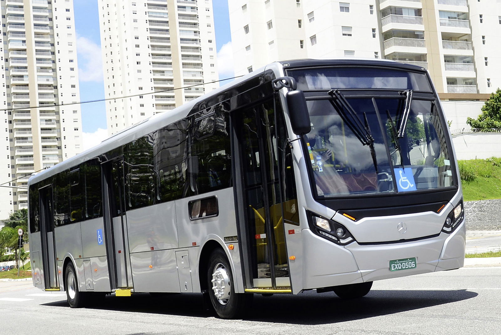 Extra hosszú kéttengelyes alvázzal erősít Brazíliában a Mercedes-Benz