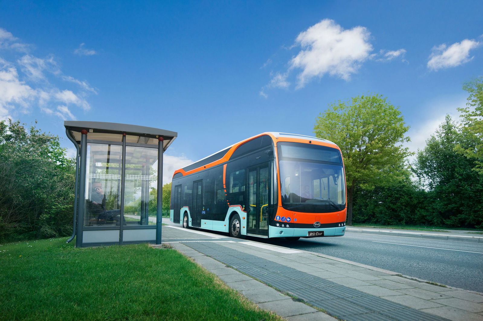 Komáromból érkeznek Barcelona első BYD villanybuszai