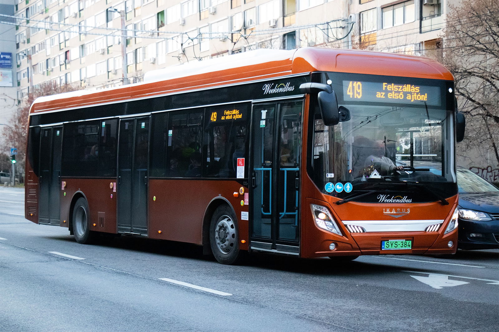 Ikarus 120e villanybusz állt forgalomba a Weekendbus színeiben