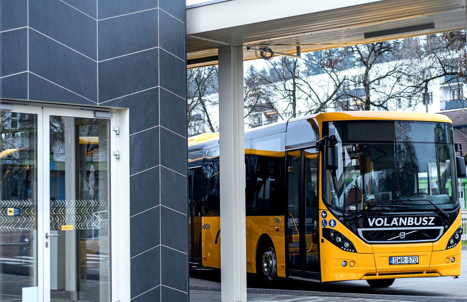 Folytatódik a közlekedésfejlesztés Komlón: átadták az új autóbusz-állomást, frissül a helyi járműállomány