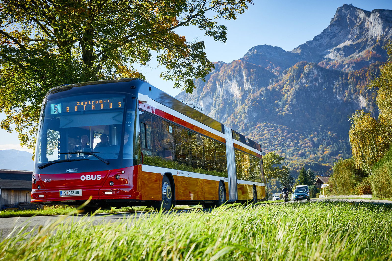 Újabb csuklós trolibuszokat szállít Salzburgba a Hess
