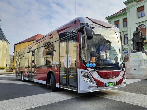 Átadták Kaposvár két vadonatúj Ikarus 120e villanybuszát