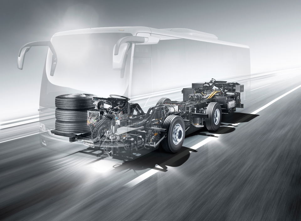 Vezetéstámogató funkciókkal frissül a Mercedes-Benz OC 500 alvázcsalád