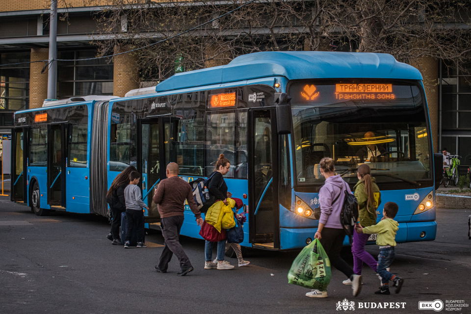 Továbbra is ingyenesen utazhatnak az ukrajnai menekültek a BKK járatain