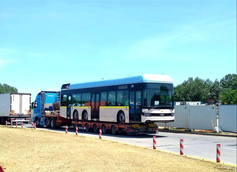 Röszkén kapták lencsevégre a Tide Bus Danmark vadonatúj Van Hool A13-asait