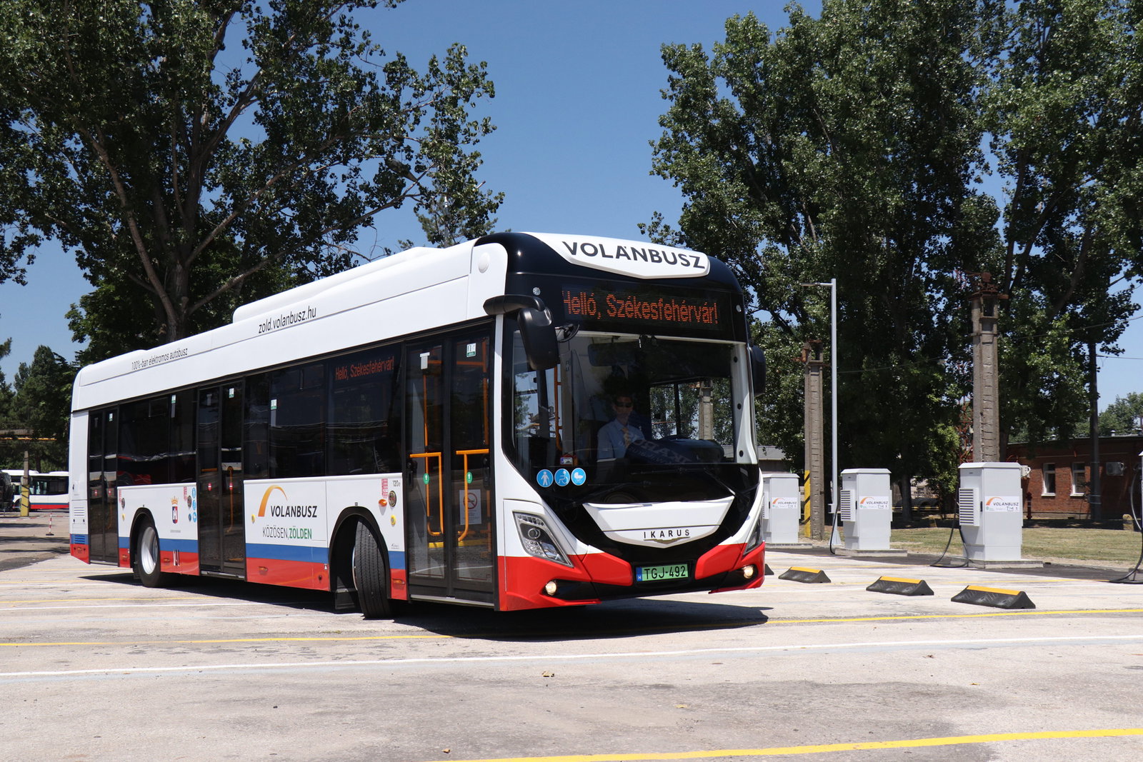 Átadták az első két székesfehérvári rendeltetésű Ikarus 120e villanybuszt