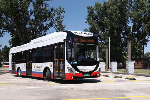 Átadták az első két székesfehérvári rendeltetésű Ikarus 120e villanybuszt