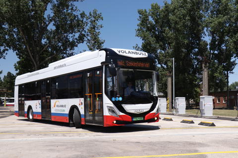 Átadták az első két székesfehérvári rendeltetésű Ikarus 120e villanybuszt