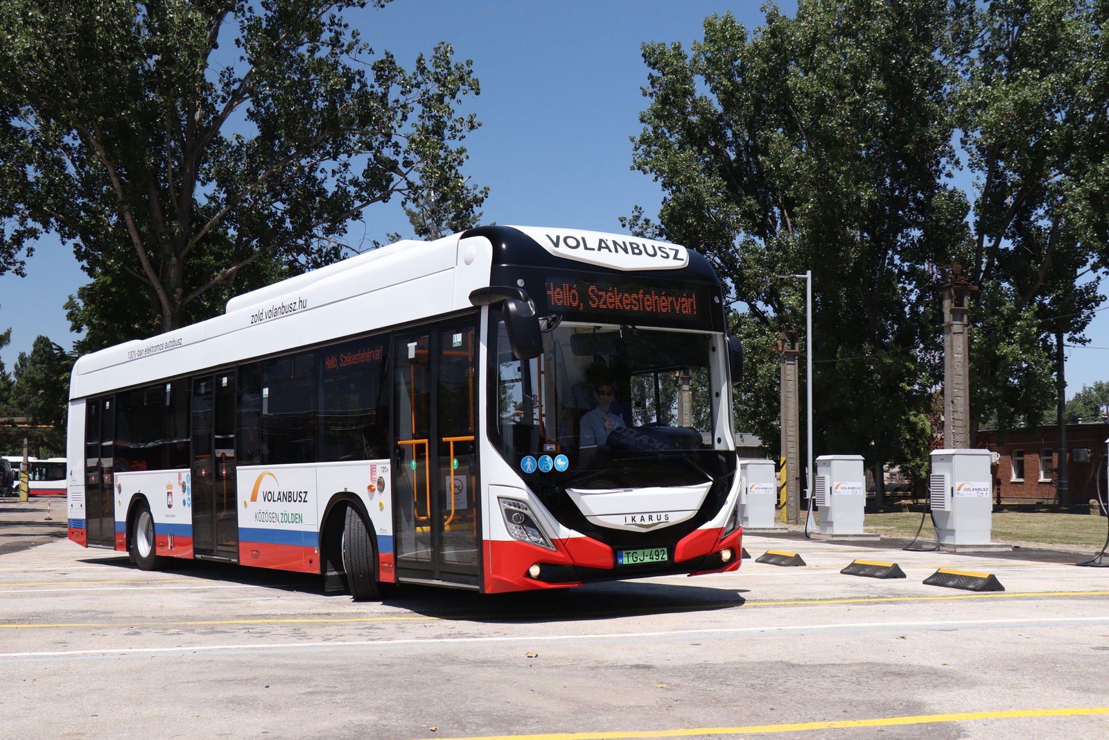 Átadták az első két székesfehérvári rendeltetésű Ikarus 120e villanybuszt