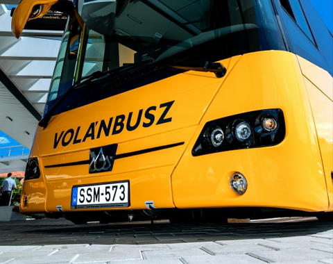 Hat és fél milliárd forint értékű volánbuszos megbízást nyert a 4iG