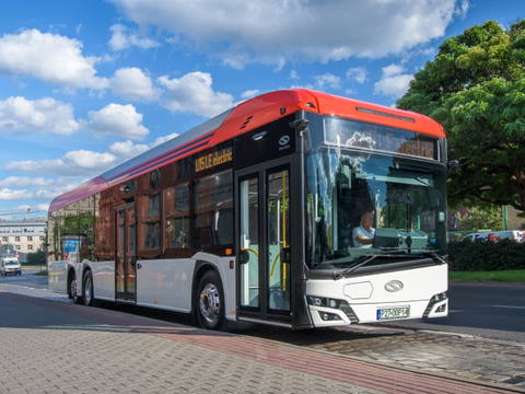 Magyarországon is bemutatkozik a Solaris háromtengelyes villanybusza