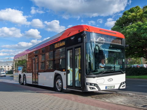 Magyarországon is bemutatkozik a Solaris háromtengelyes villanybusza