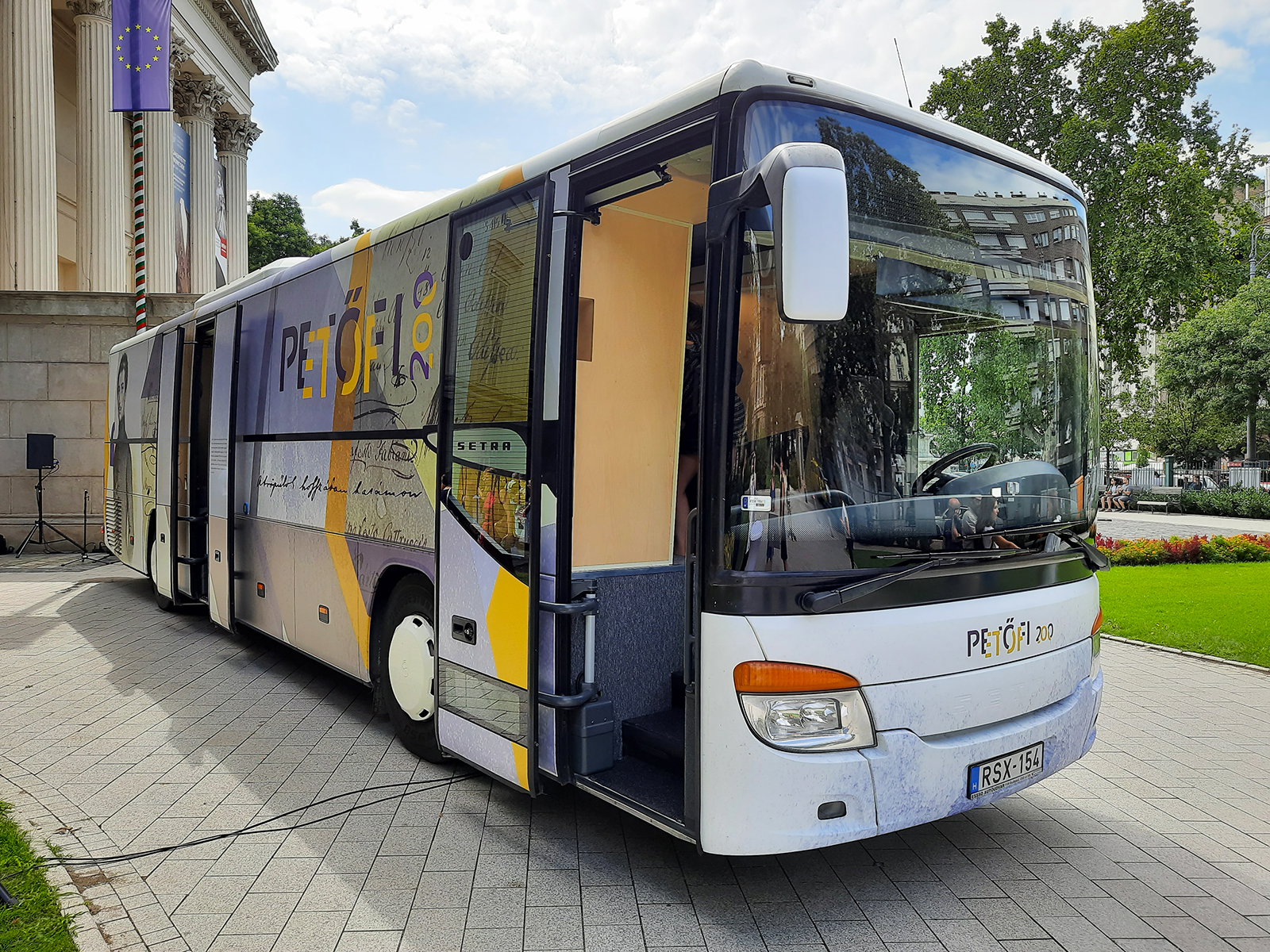 Buszos vándorkiállítás indul Petőfi Sándor születésének 200. évfordulójára