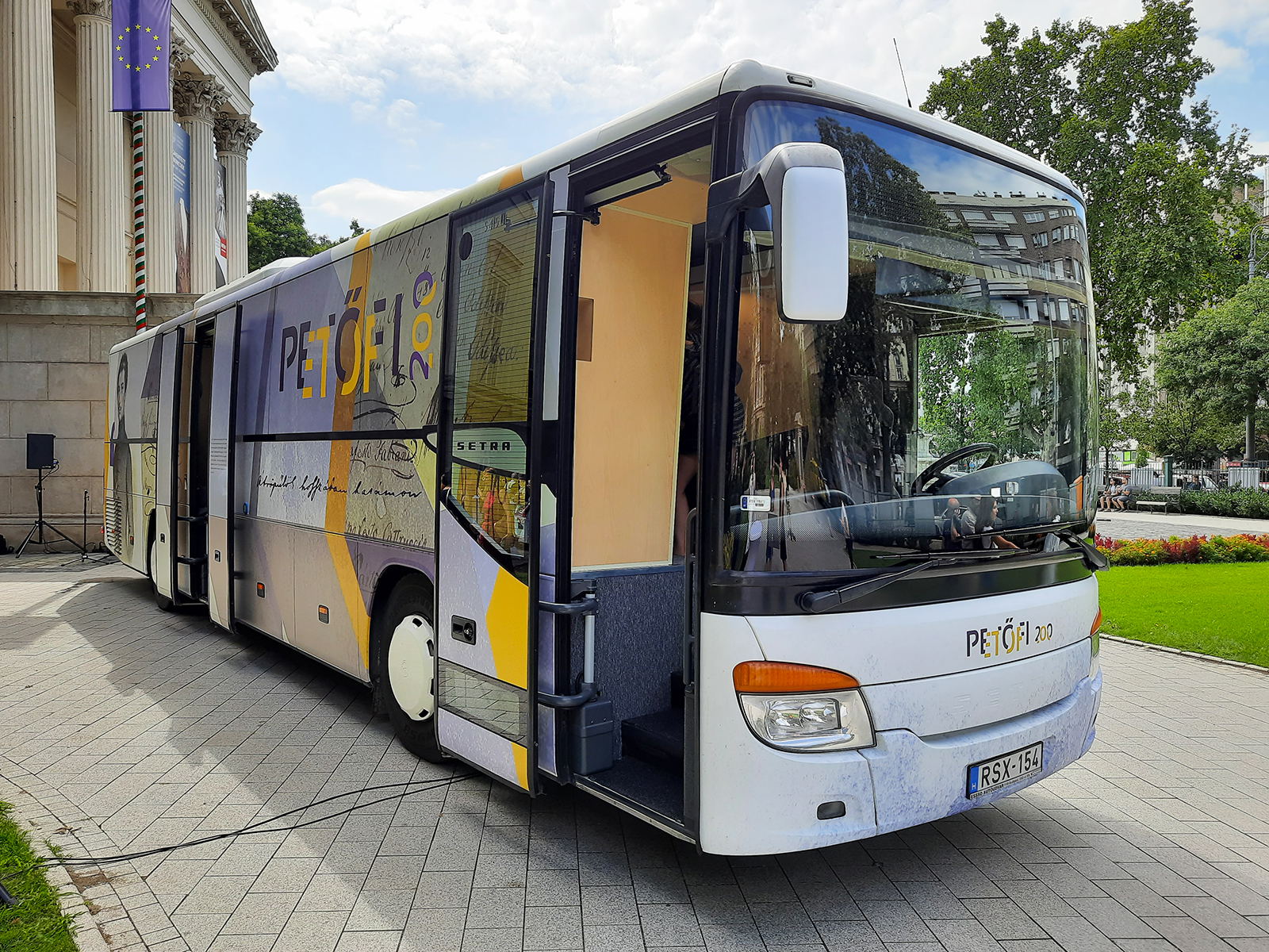Buszos vándorkiállítás indul Petőfi Sándor születésének 200. évfordulójára